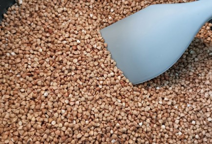 Фото шага рецепта Гречка с тушенкой 174119 шаг 2  