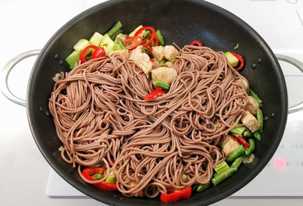 Фото шага рецепта Гречневая лапша с индейкой и овощами в соусе терияки 151108 шаг 13  