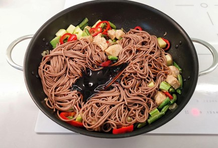 Фото шага рецепта Гречневая лапша с индейкой и овощами в соусе терияки 151108 шаг 14  