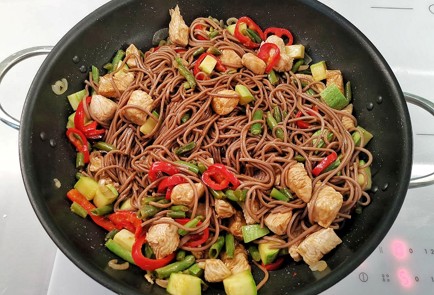 Фото шага рецепта Гречневая лапша с индейкой и овощами в соусе терияки 151108 шаг 15  