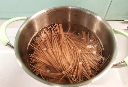 Фото шага рецепта Гречневая лапша с индейкой и овощами в соусе терияки 151108 шаг 8  