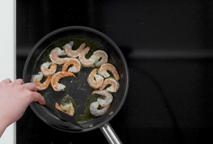 Фото шага рецепта Гречневая лапша с креветками виноградом и зеленым соусом айоли 173538 шаг 10  