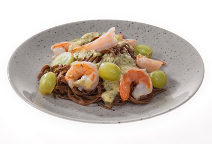 Фото шага рецепта Гречневая лапша с креветками виноградом и зеленым соусом айоли 173538 шаг 12  