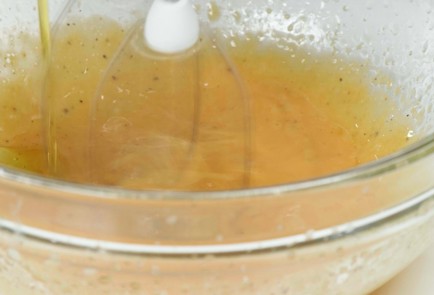 Фото шага рецепта Гречневая лапша с креветками виноградом и зеленым соусом айоли 173538 шаг 3  