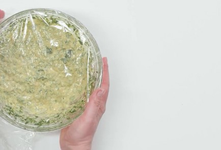 Фото шага рецепта Гречневая лапша с креветками виноградом и зеленым соусом айоли 173538 шаг 6  