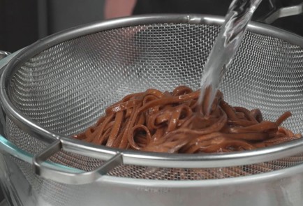 Фото шага рецепта Гречневая лапша с креветками виноградом и зеленым соусом айоли 173538 шаг 9  