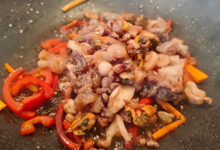 Фото шага рецепта Гречневая лапша с морепродуктами 190043 шаг 10  