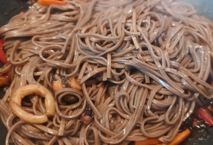 Фото шага рецепта Гречневая лапша с морепродуктами 190043 шаг 11  