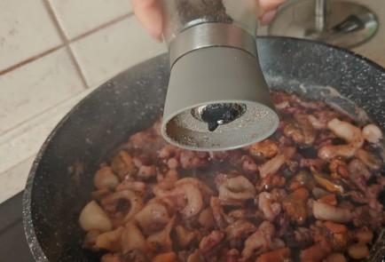 Фото шага рецепта Гречневая лапша с морепродуктами 190043 шаг 4  