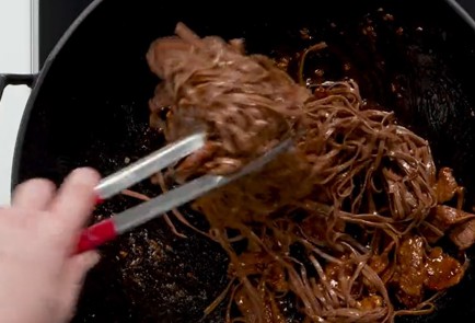 Фото шага рецепта Гречневая лапша с уткой и кунжутом 163277 шаг 12  