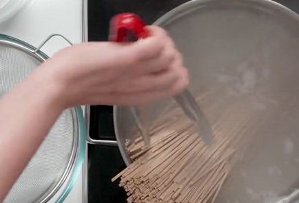 Фото шага рецепта Гречневая лапша с уткой и кунжутом 163277 шаг 5  