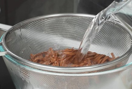 Фото шага рецепта Гречневая лапша с уткой и кунжутом 163277 шаг 6  