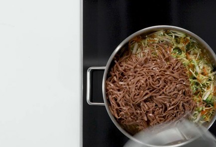 Фото шага рецепта Гречневая лапша с зелеными овощами в кокосовом соусе 173507 шаг 13  