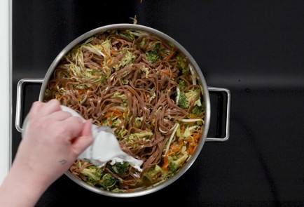 Фото шага рецепта Гречневая лапша с зелеными овощами в кокосовом соусе 173507 шаг 15  