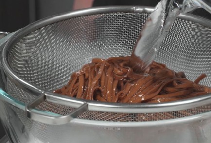 Фото шага рецепта Гречневая лапша с зелеными овощами в кокосовом соусе 173507 шаг 8  