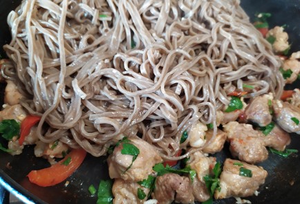 Фото шага рецепта Гречневая лапша со свининой и сладким перцем 189431 шаг 9  