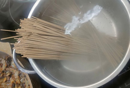 Фото шага рецепта Гречневая лапша соба с грибами луком и индейкой 175457 шаг 12  