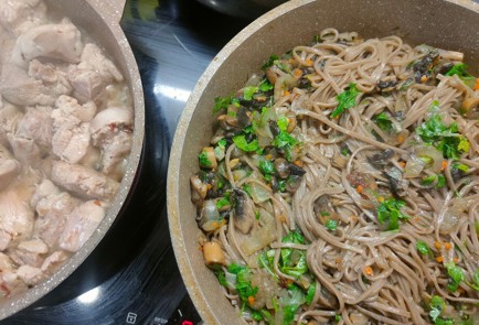 Фото шага рецепта Гречневая лапша соба с грибами луком и индейкой 175457 шаг 14  