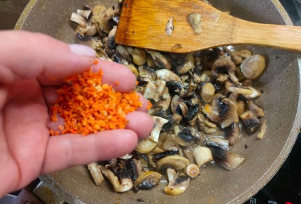 Фото шага рецепта Гречневая лапша соба с грибами луком и индейкой 175457 шаг 7  