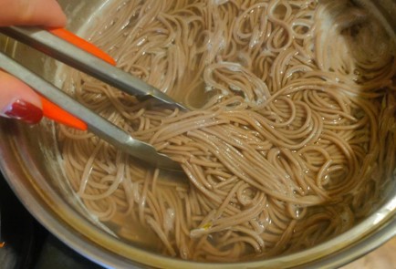 Фото шага рецепта Гречневая лапша соба с сезонными овощами 176165 шаг 17  