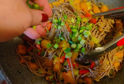 Фото шага рецепта Гречневая лапша соба с сезонными овощами 176165 шаг 19  