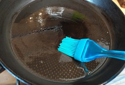 Фото шага рецепта Гренки чесночные из бородинского хлеба 188698 шаг 6