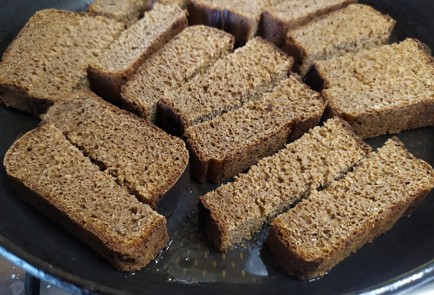 Фото шага рецепта Гренки чесночные из бородинского хлеба 188698 шаг 7