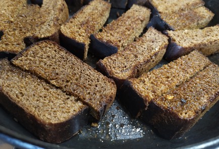 Фото шага рецепта Гренки чесночные из бородинского хлеба 188698 шаг 8