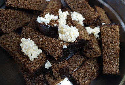 Фото шага рецепта Гренки чесночные из бородинского хлеба 188698 шаг 9