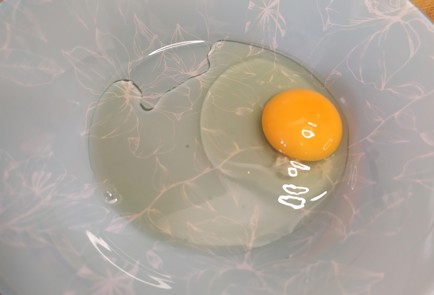 Фото шага рецепта Гренки с рикоттой и клюквенным джемом 189438 шаг 1  