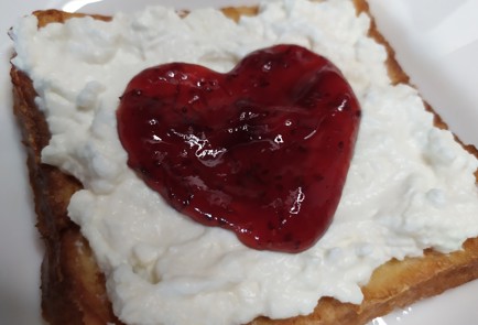 Фото шага рецепта Гренки с рикоттой и клюквенным джемом 189438 шаг 9  