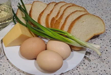 Фото шага рецепта Гренки с сыром и зеленью на сковороде 189354 шаг 1  