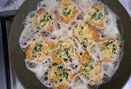 Фото шага рецепта Гренки с сыром и зеленью на сковороде 189354 шаг 10  