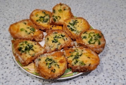 Фото шага рецепта Гренки с сыром и зеленью на сковороде 189354 шаг 11  