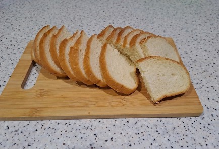 Фото шага рецепта Гренки с сыром и зеленью на сковороде 189354 шаг 2  