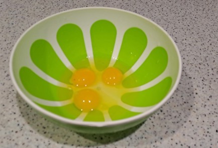 Фото шага рецепта Гренки с сыром и зеленью на сковороде 189354 шаг 3  