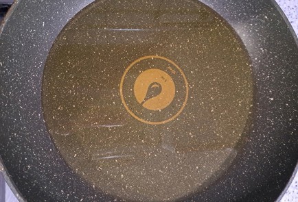 Фото шага рецепта Гренки с сыром и зеленью на сковороде 189354 шаг 7  