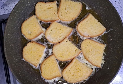 Фото шага рецепта Гренки с сыром и зеленью на сковороде 189354 шаг 9  