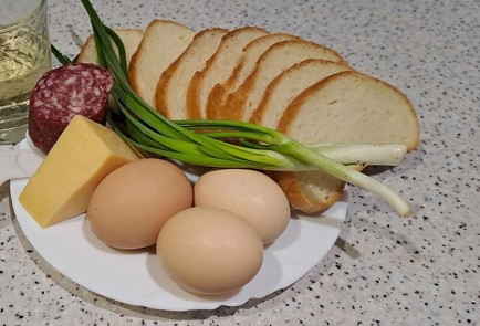 Фото шага рецепта Гренки с сыром колбасой и зеленью на сковороде 189355 шаг 1  