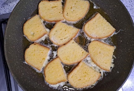 Фото шага рецепта Гренки с сыром колбасой и зеленью на сковороде 189355 шаг 10  