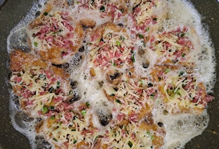 Фото шага рецепта Гренки с сыром колбасой и зеленью на сковороде 189355 шаг 11  