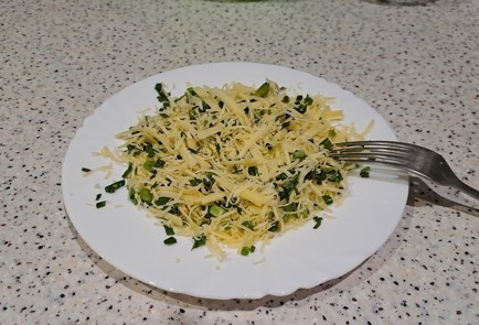 Фото шага рецепта Гренки с сыром колбасой и зеленью на сковороде 189355 шаг 6  