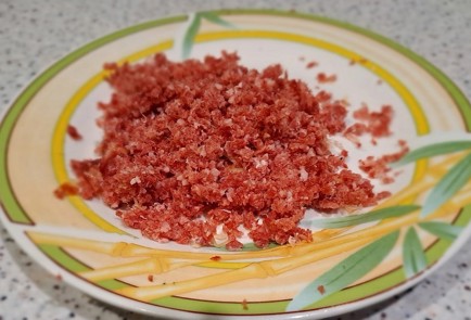 Фото шага рецепта Гренки с сыром колбасой и зеленью на сковороде 189355 шаг 7  