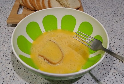 Фото шага рецепта Гренки с сыром колбасой и зеленью на сковороде 189355 шаг 9  