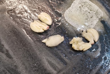 Фото шага рецепта Грибная кетопицца на сковороде 152256 шаг 2