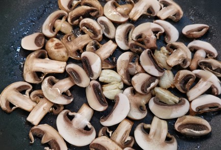 Фото шага рецепта Грибная кетопицца на сковороде 152256 шаг 3