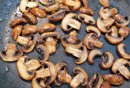 Фото шага рецепта Грибная кетопицца на сковороде 152256 шаг 4