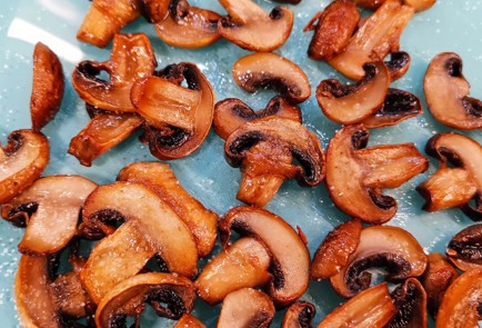 Фото шага рецепта Грибная кетопицца на сковороде 152256 шаг 5