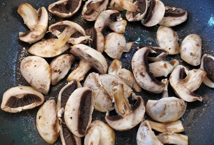 Фото шага рецепта Грибная похлебка со свеклой и индейкой 152855 шаг 1  