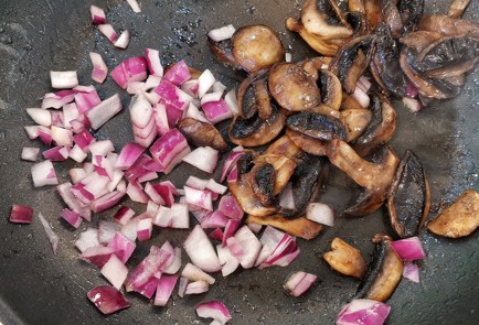 Фото шага рецепта Грибная похлебка со свеклой и индейкой 152855 шаг 2  